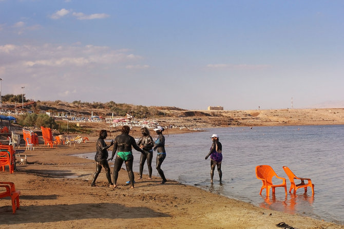 Travel On Spot nuotr./Poilsiautojai maudosi Negyvojoje jūroje