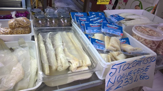 Jurgos Jurkevičienės nuotr./Žuvies turguje kai kuriuos švenčių stalui reikalingus produktus reikia užsisakyti iš anksto