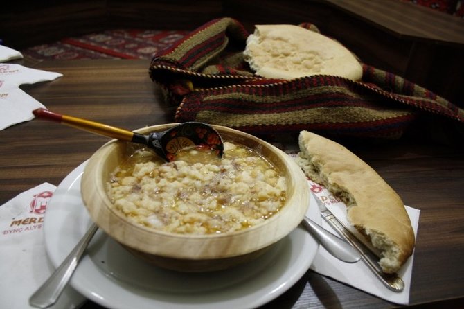 Živilės Necejauskaitės nuotr./Tradicinis turkmėnų valgis – miežių sriuba