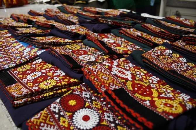 Živilės Necejauskaitės nuotr./Tradiciniais raštais sukneles visdar puošia bene visos turkmėnų moterys
