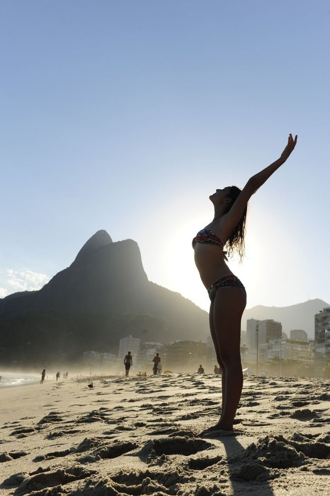 123rf.com nuotr./Mergina viename iš Rio paplūdimių