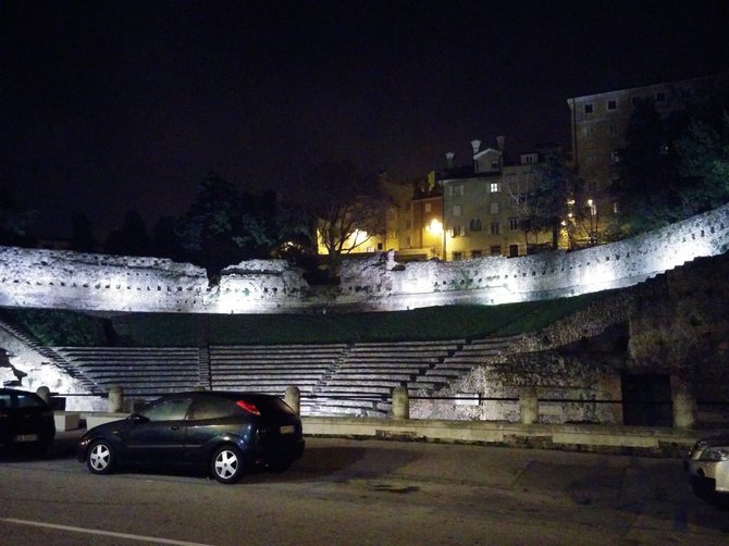 Vytauto Naruševičiaus nuotr./Amfiteatras Trieste naktį