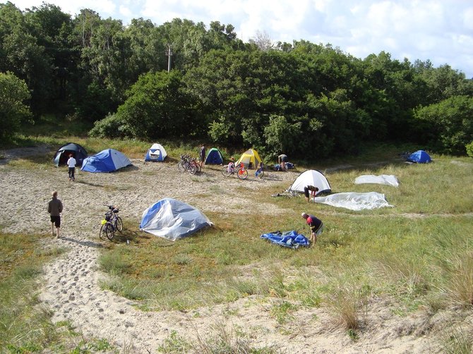 Vaido Mikaičio nuotr./Nelegali stovyklavietė kopose