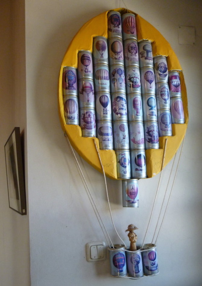 Eglės Digrytės nuotr./Balionas, pagamintas iš skardinių su balionų paveiksliukais