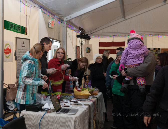 Neringos Baškienės nuotr./Festivalyje buvo galima ne tik pasigrožėti skulptūromis, bet ir įsigyti įvairių tautinio paveldo gaminių