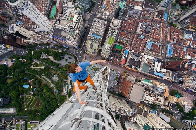 „Facebook“ nuotr./Aleksandras Remnevas 2015 m. vasarą užlipo ir į rekordinį sau aukštį – 333 metrų pastatą Šanchajuje