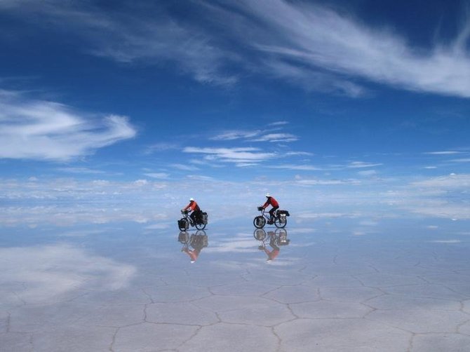 Adventurecycling.org/Bolivijoje dviračiu galima pasivažinėti ir ant įspūdingo druskos ežero