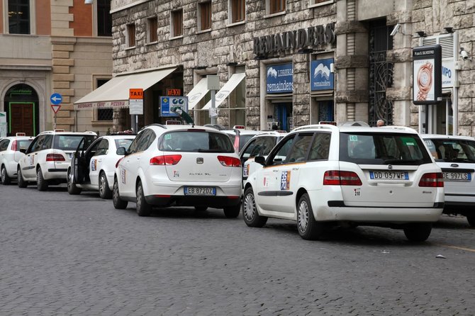 123rf.com nuotr./Taksi automobiliai Romoje balti