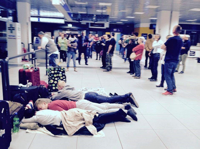 Asmeninės nuotr./Mantas su draugais miega viename iš Romos oro uostų