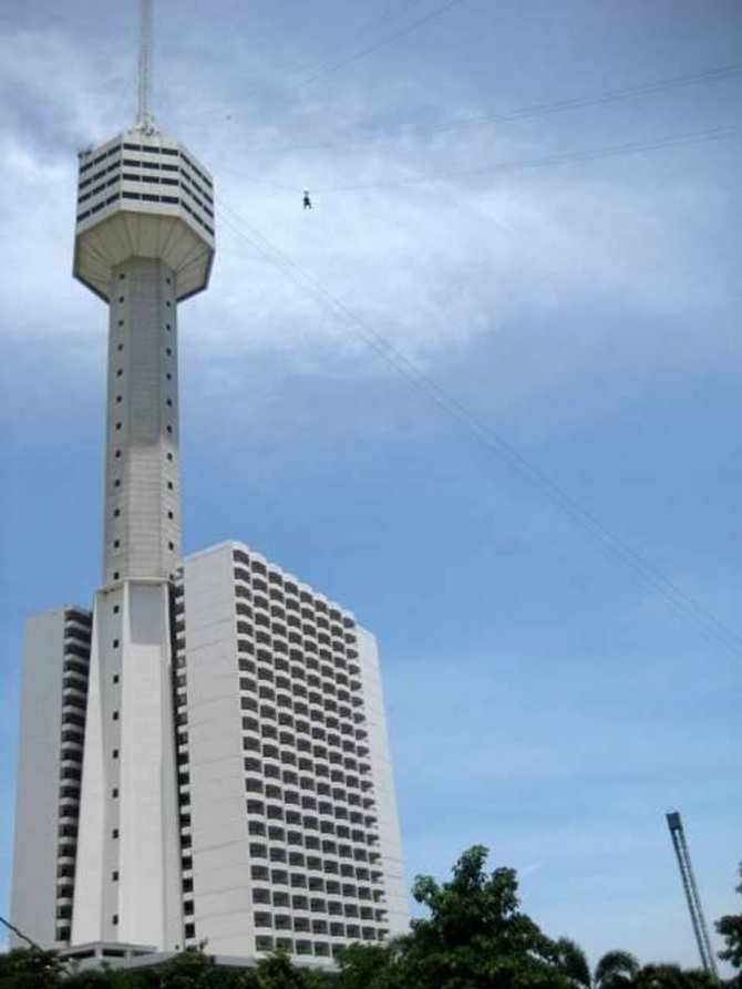 Roko Stankevičiaus nuotr./Šuolis nuo  šio 56 m aukčio bokšto Patajoje