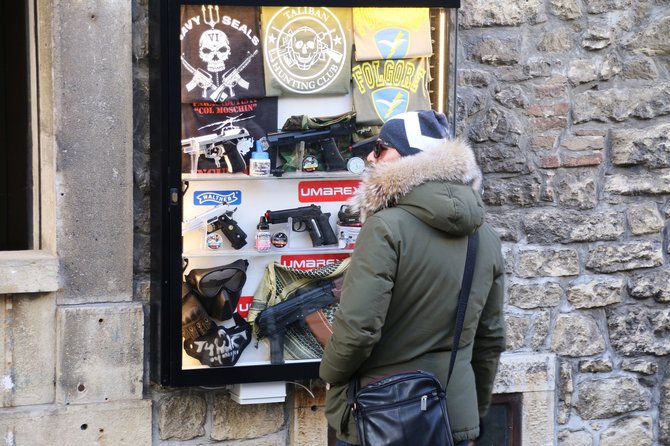 Vytauto Mikaičio nuotr./San Marino parduotuvių vitrinose esantys daiktai kelia klausimų