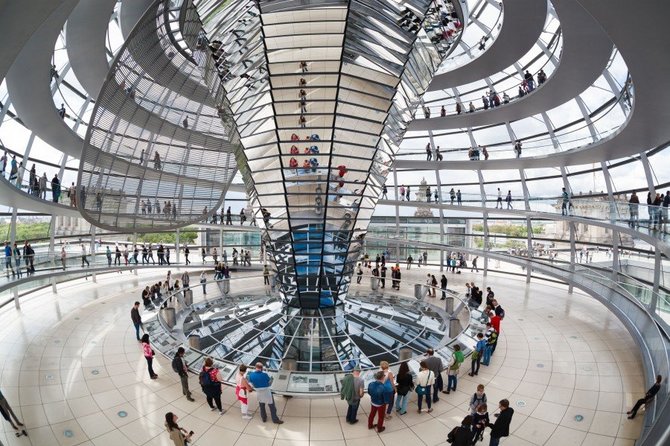 123rf.com nuotr./Žmonės lanko modernų Reichstago kupolą