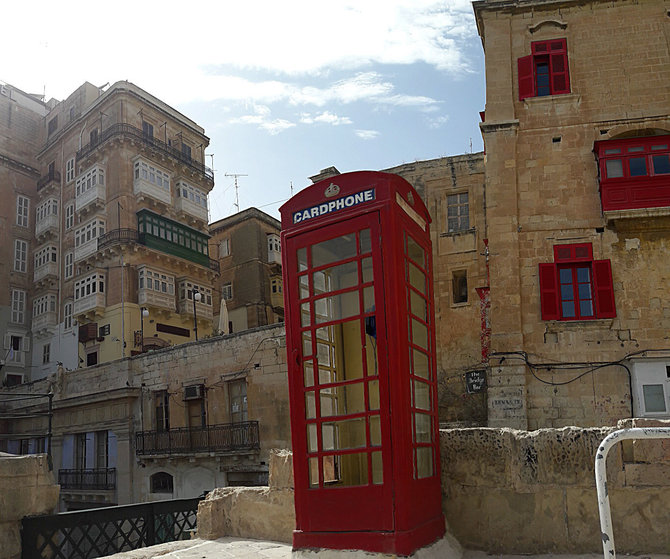 Indrės Štarkaitės nuotr./Raudonoji telefono būdelė – Didžiosios Britanijos kolonizavimo laikus menantis objektas Maltoje