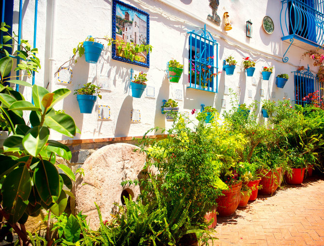 Fotolia nuotr./Tipiški andalūzietiški namukai – balti su mėlynu dekoru