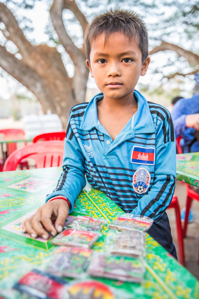 Irmos Tumalovičiūtės nuotr./Magnetukus ir kitas smulkmenas pardavinėjantis berniukas – vienas iš daugelio Kambodžoje