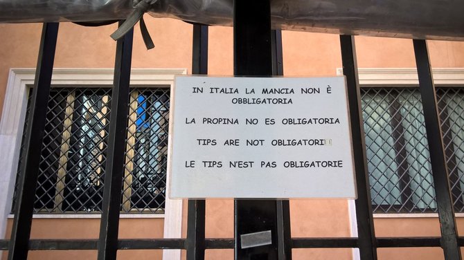 Pauliaus Jurkevičiaus nuotr./Užrašas skelbia: „Italijoje arbatpinigiai nėra privalomi“.  