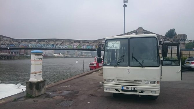 Autobusas ir jo keleiviai Paryžiuje