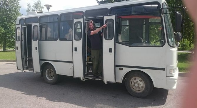 Romualdas ir jo autobusas kurį gabena parduoti į Mauritaniją