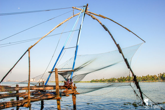 Tomo Baranausko nuotr./Kinų žvejybos tinklai būna bent 20 m pločio. Ar įžiūrite porą žvejų?