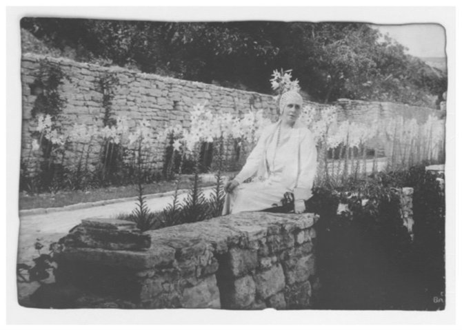 „Dvoreca“ kultūros centro archyvo nuotr./Rumunijos karalienė Marija žiedų apsuptyje Balčiko rezidencijoje 