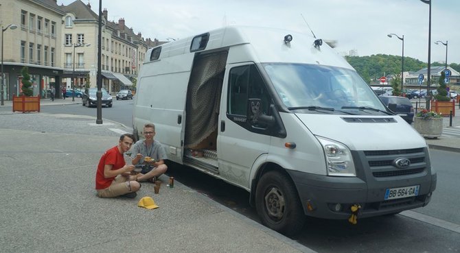 „Abu2 aplink Europą“/ „Facebook“ nuotr./Beauvais centre pusryčiaujantys lietuviai iš praeivių girdėjo skanaus