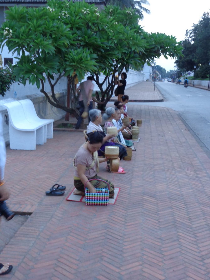 Gabijos Lebednykaitės nuotr./Luang Prabange žmonės aukoja budistų vienuoliams 