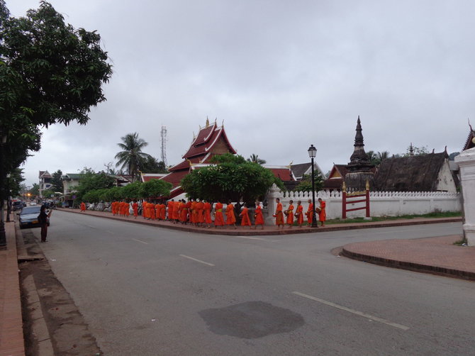 Gabijos Lebednykaitės nuotr./Luang Prabange žmonės aukoja budistų vienuoliams 