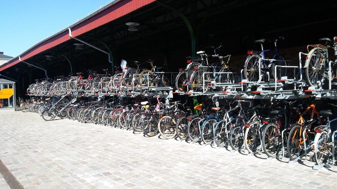 Vaido Mikaičio nuotr./Daugybė dviračių prie Malmės traukinių stoties