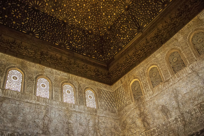 123rf.com/Alhambra pilies viduje galima apžiūrėti išskirtines arabeskas