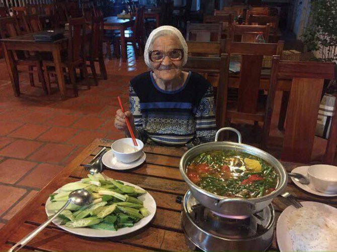 „Facebook“/Cheaptripclub nuotr./Turbūt seniausia pasaulyje kuprinėtoja – bobulė Lena Vietname