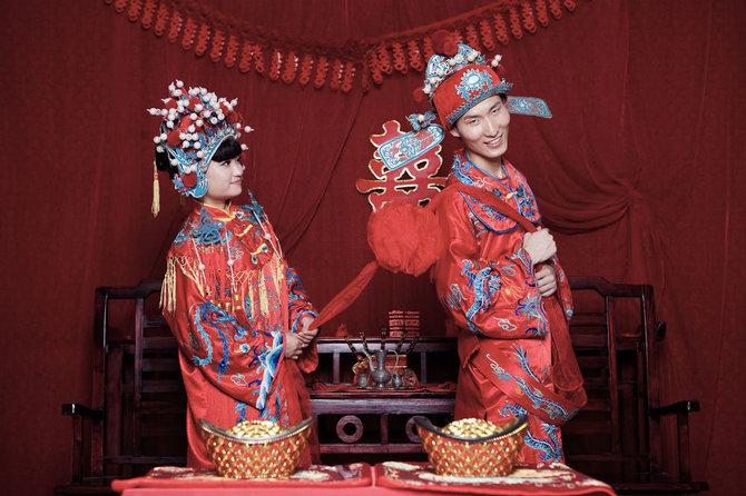 Shutterstock.com/Tradiciniai kinų vestuvių rūbai