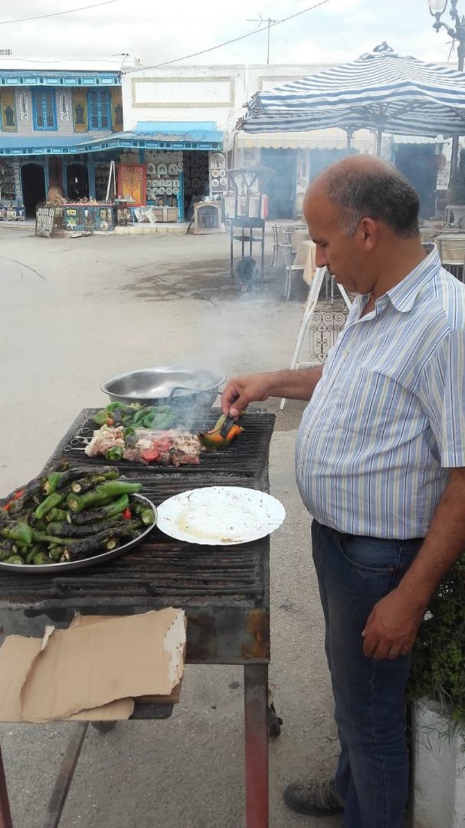 Vaido Mikaičio nuotr./Kavinės savininkas puolė pats lietuviams kepti šašlykų