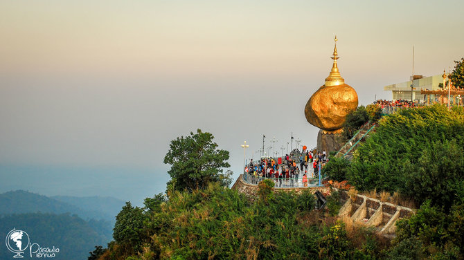 Tomo Baranausko/ Pasaulio piemuo nuotr./Kyaiktiyo Pagoda Birmoje yra tarsi lietuviškas, paauksuotas ir ant uolos krašto pastatytas Puntuko akmuo
