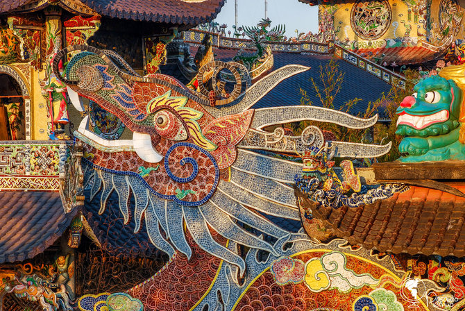 Tomo Baranausko/ Pasaulio piemuo nuotr./Šalia Linh Phuoc pagodos besiraitantis drakonas dekoruotas stiklu iš maždaug 12000 alaus butelių