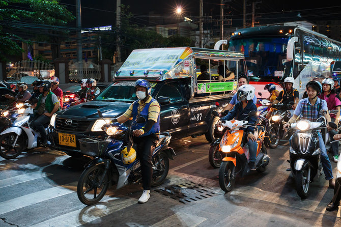 Tailande motoroleriais ir motociklais važinėjasi daugybė žmonių