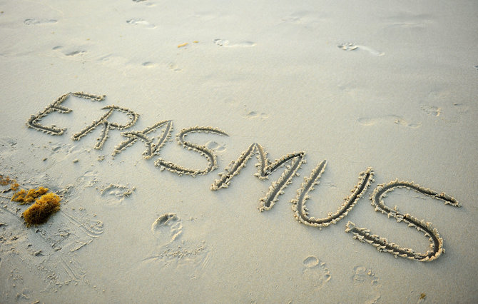 „Erasmus+“ programos užrašas paplūdimyje