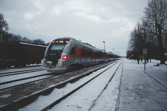 „Gatvės gyvos“ nuotr./Traukinys Vilnius-Klaipėda Kėdainiuose