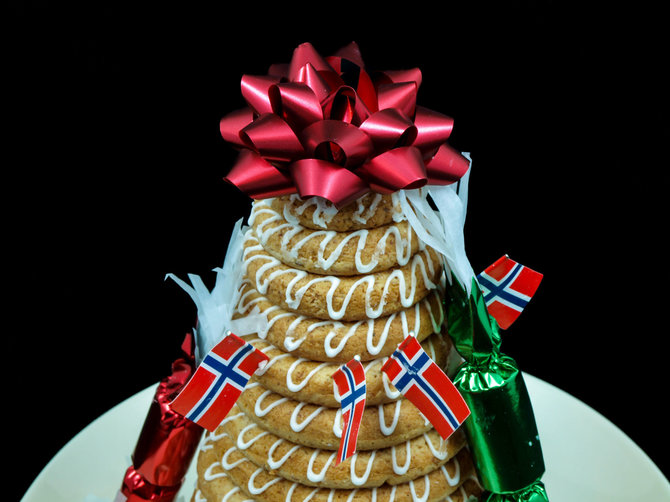 123rf.com /Norvegiškas Kalėdų „tortas“ – kransekake