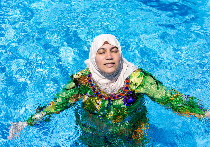 123rf.com nuotr./Moteris su burkini viešbučio baseine