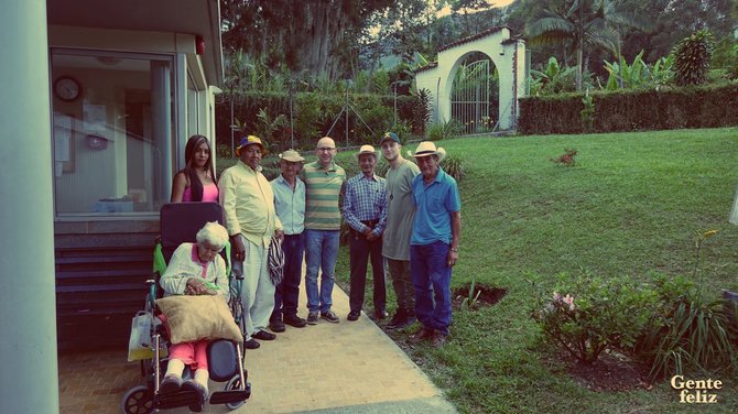 Asmeninė nuotr./Irmantas ir Ridas su vienų Kolumbijos senelių namų gyventojais