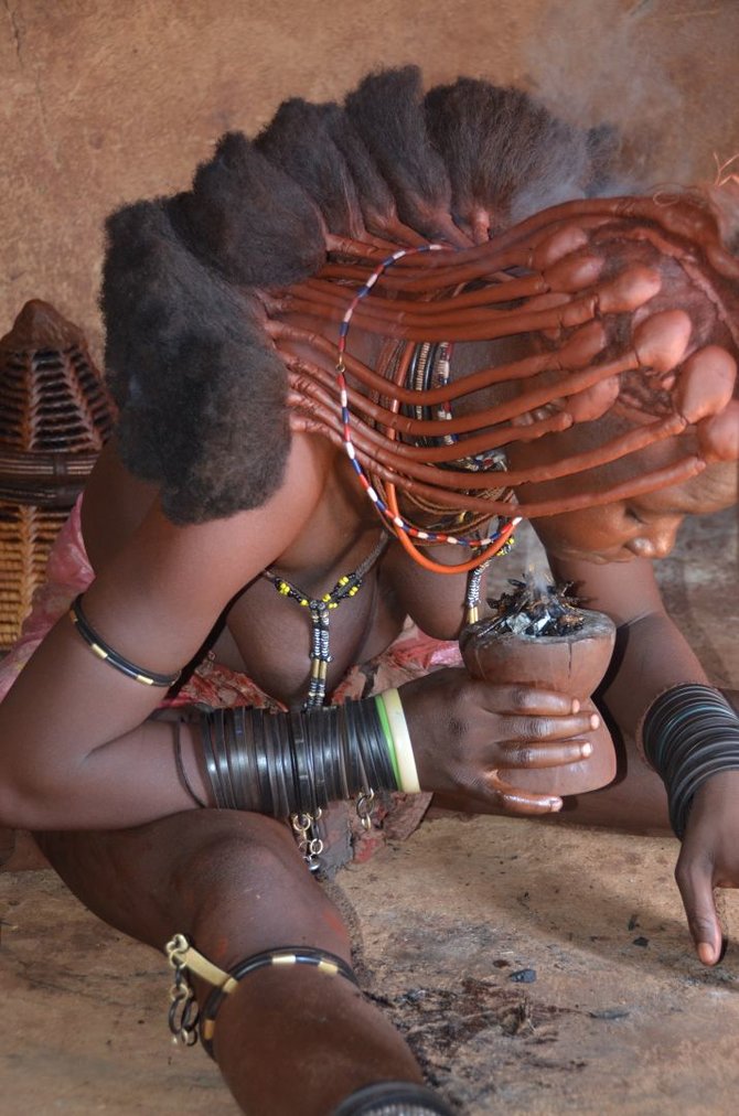 Dano Pankevičiaus nuotr./Namibija. Himba genties moteris atlieka švaros ritualą