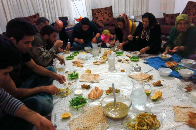 Asmeninė nuotr./Visas iraniečių gyvenimas verda ant turkiškų kilimų. Šįkart įamžinta vakarienė