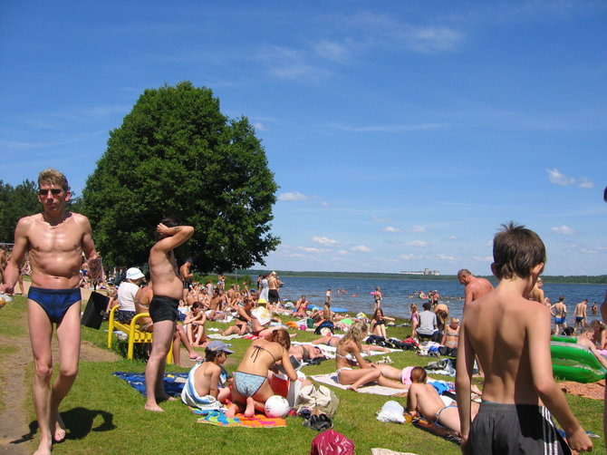 Asmeninė nuotr./Karštą vasaros dieną prie ežero Daugpilyje žmonės grūdasi kaip silkės