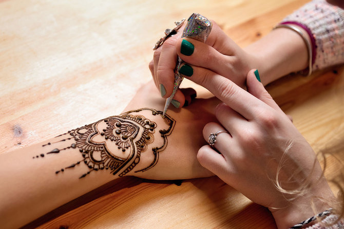 Shutterstock nuotr./Laikina chna tatuiruotė – neįprastas suvenyras iš Maroko