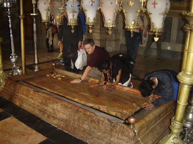 Asmeninė nuotr./Aleksas ir kiti turistai prie Kristaus kapo