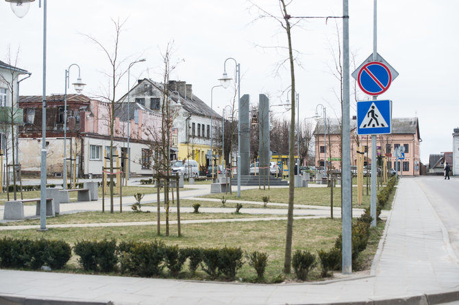 Arkadijaus Babachino nuotr./Eišiškių miestelio „centras“ – pagrindinė aikštė, kurioje mėgsta rinktis vietiniai