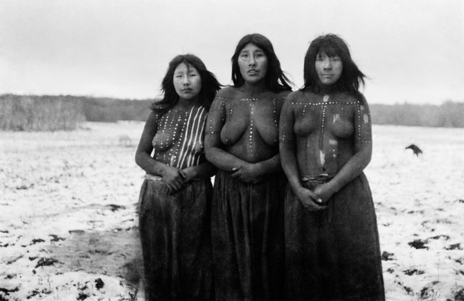 Martin Gusinde muziejaus nuotr./Martin Gusinde muziejuje, Navarino saloje, Argentinoje eksponuojamos indėnų nuotraukos