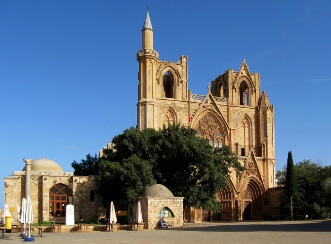 Vaido Mikaičio nuotr./Bažnyčia Famagustoje. Anksčiau buvo Šv.Nikolajaus cerkvė, dabar – Mustafa Pašos mečetė