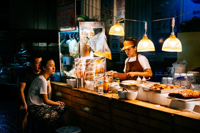 123rf.com /Žmonės perka maistą naktiniame Bankoko turguje