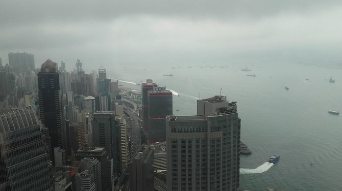 Vaido Mikaičio nuotr./Ūkanose paskendęs Honkongas iš Tarptautinio prekybos centro dangoraižio